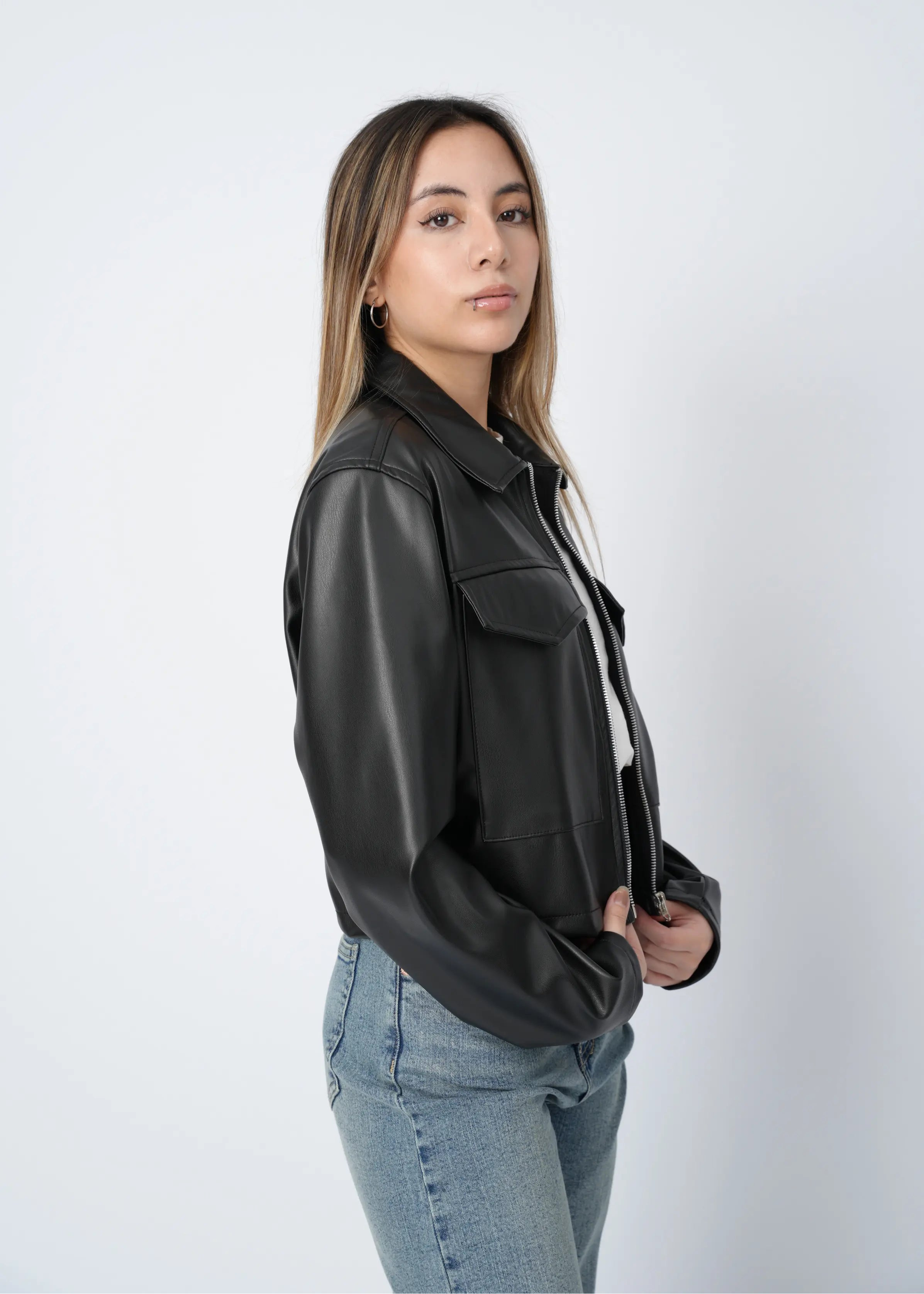 CASACA CROP CUERINA - NEGRO