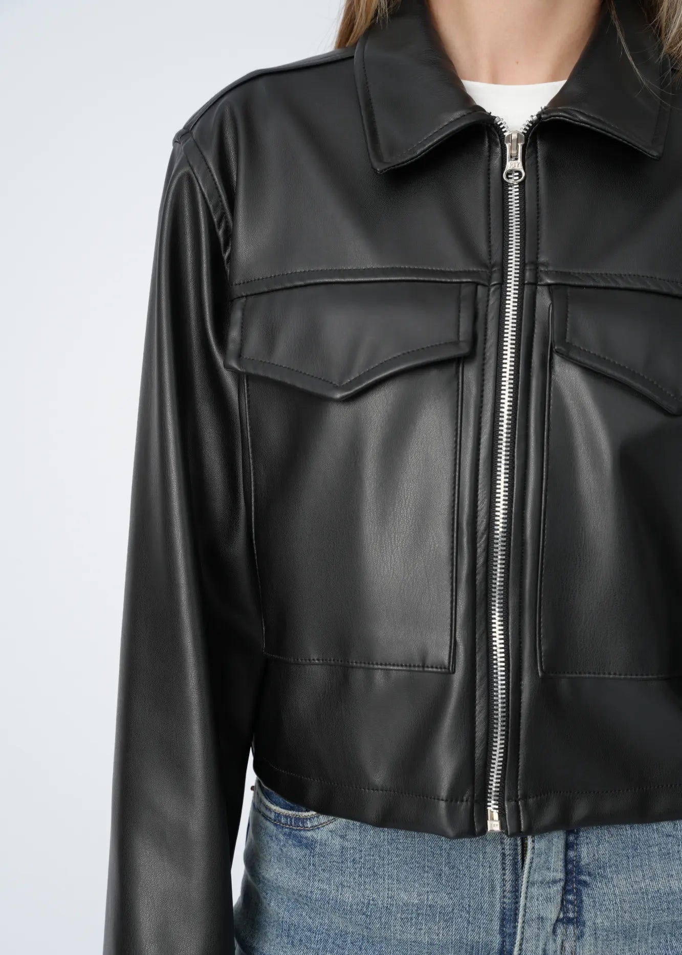 CASACA CROP CUERINA - NEGRO